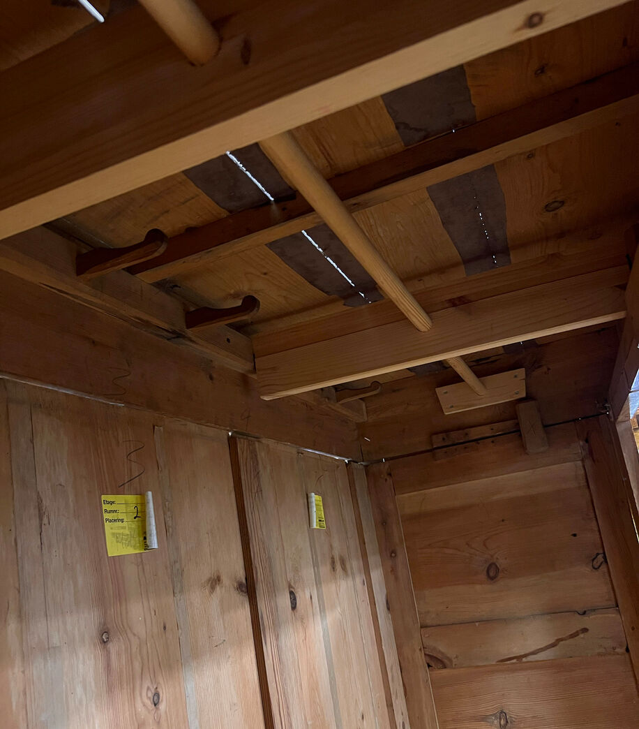 Gammelt fyrretræsskab Gammelt fyrretræsskab