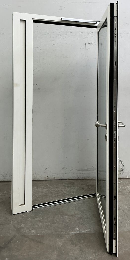 Yderdør med glas og elektrisk låsesystem