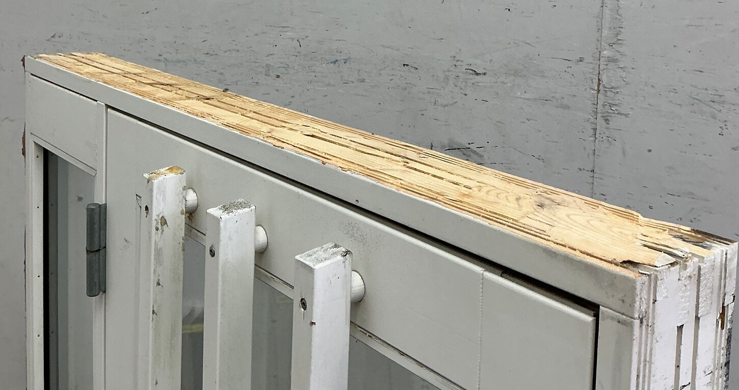 Yderdør med glas sideparti og karm