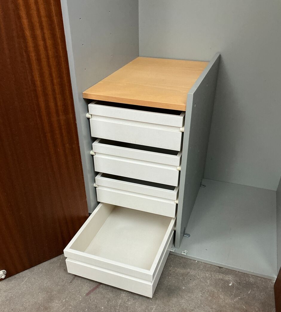 Tectum dobbelt garderobeskab m. malerstænk på lågerne