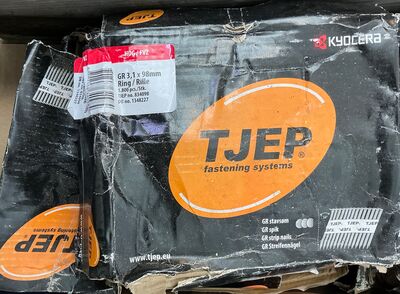 Diverse skruer og skudsøm