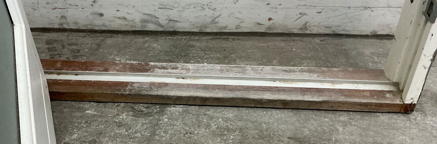 Hvid yderdør med matteret glas