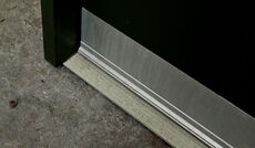 Grøn yderdør med karm