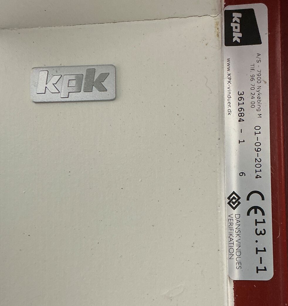 Rød terrassedør med karm