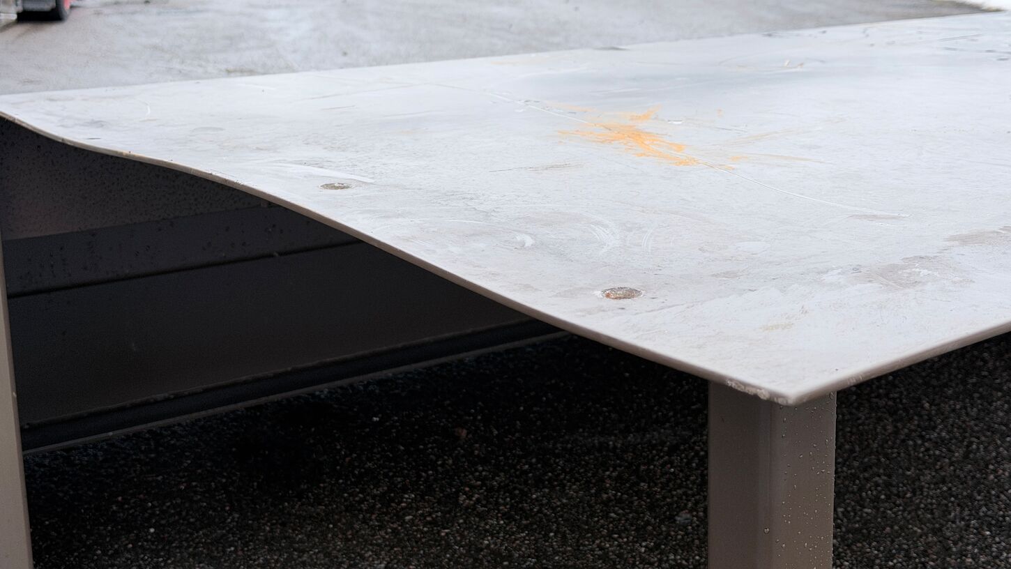 Bred lav 3 trins ståltrappe med stort repos.