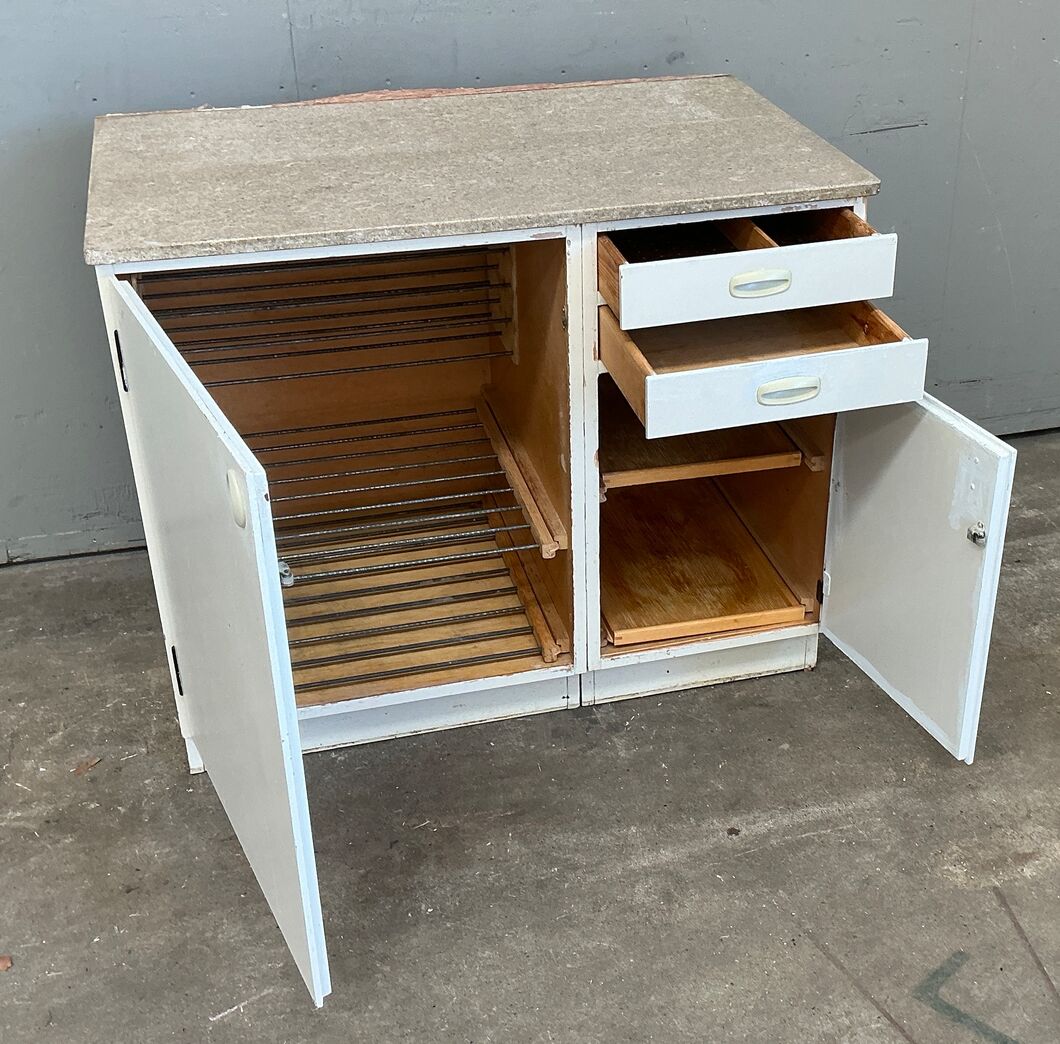 Lille malet 60'er køkken med terrazzoplade.