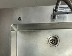 Stålbordplade med vask og blandingsbatteri