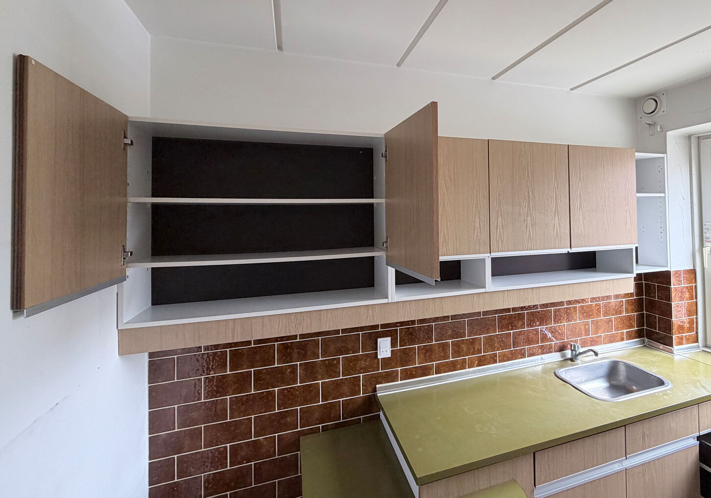 Komplet 70'er køkken med integreret spiseplads
