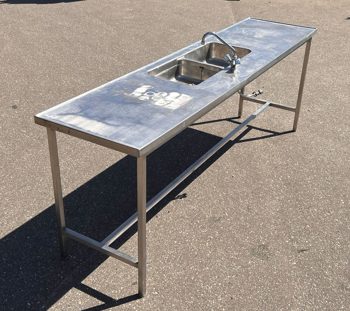 Stålbord med dobbeltvask