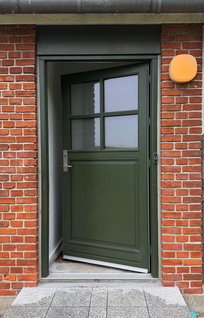 Grøn yderdør med karm