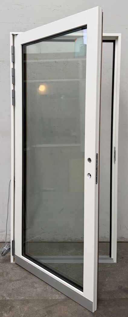 Guldfarvet vh. facadedør med karm 222 cm.