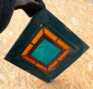 Vinduesramme med farvede glas