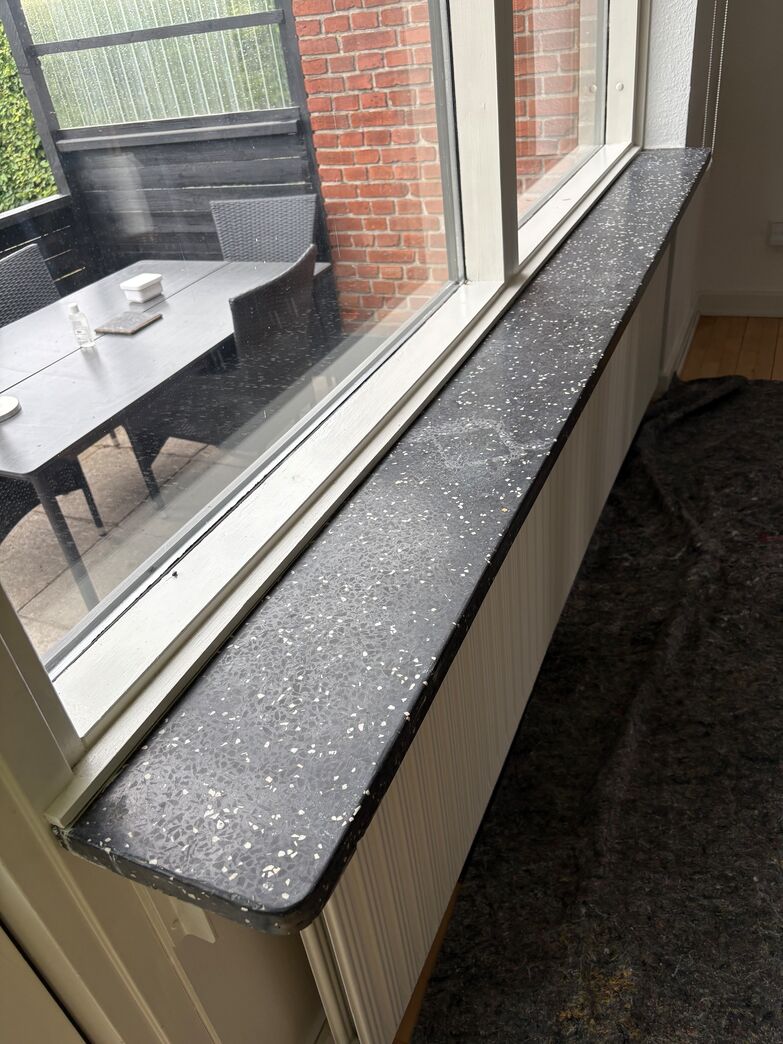 Sort terrazzo vinduesplade