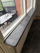 Sort terrazzo vinduesplade