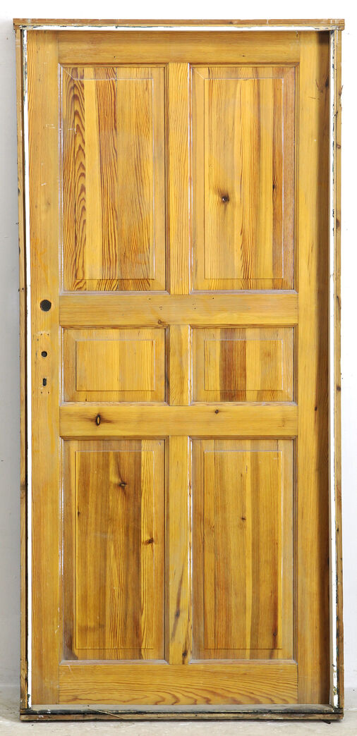 Fyldningsdør med karm Fyldningsdør med karm