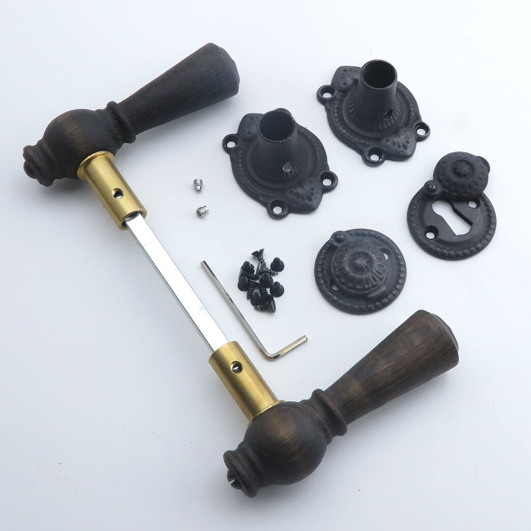 Trægreb til gammel dør - knebelgreb i røget eg