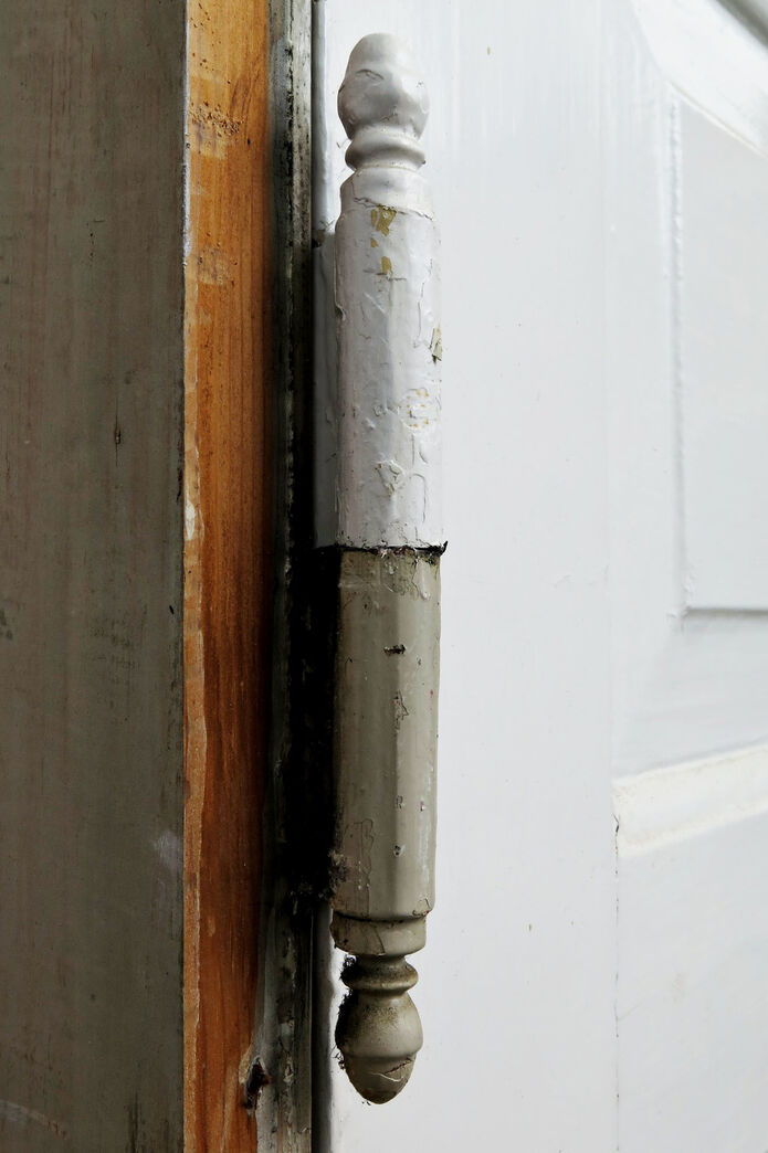 fyldningsdør med karm og skade. fyldningsdør med karm og skade.