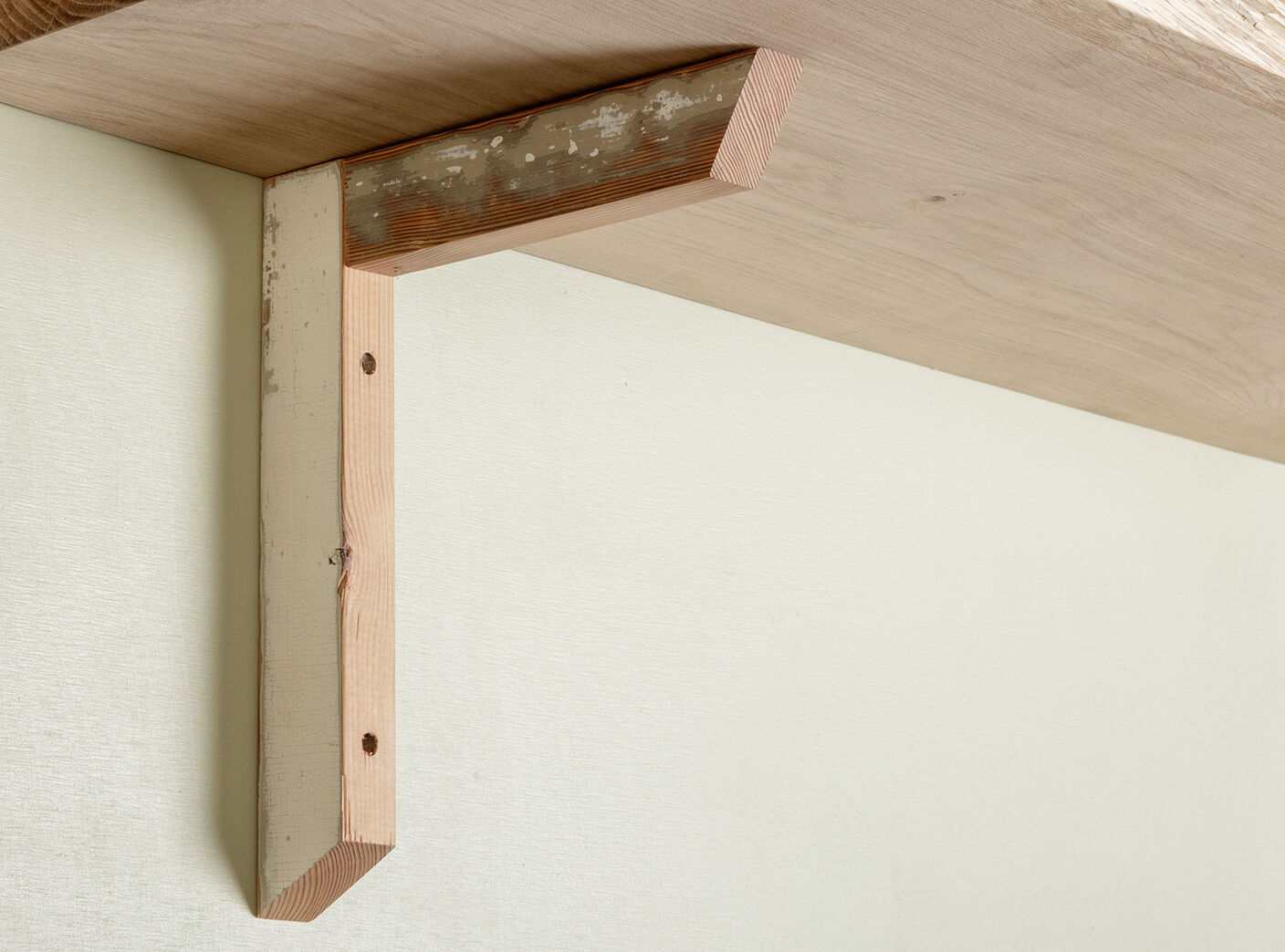 Hyldeknægt af upcyclet træ fra defekte fyldningsdøre