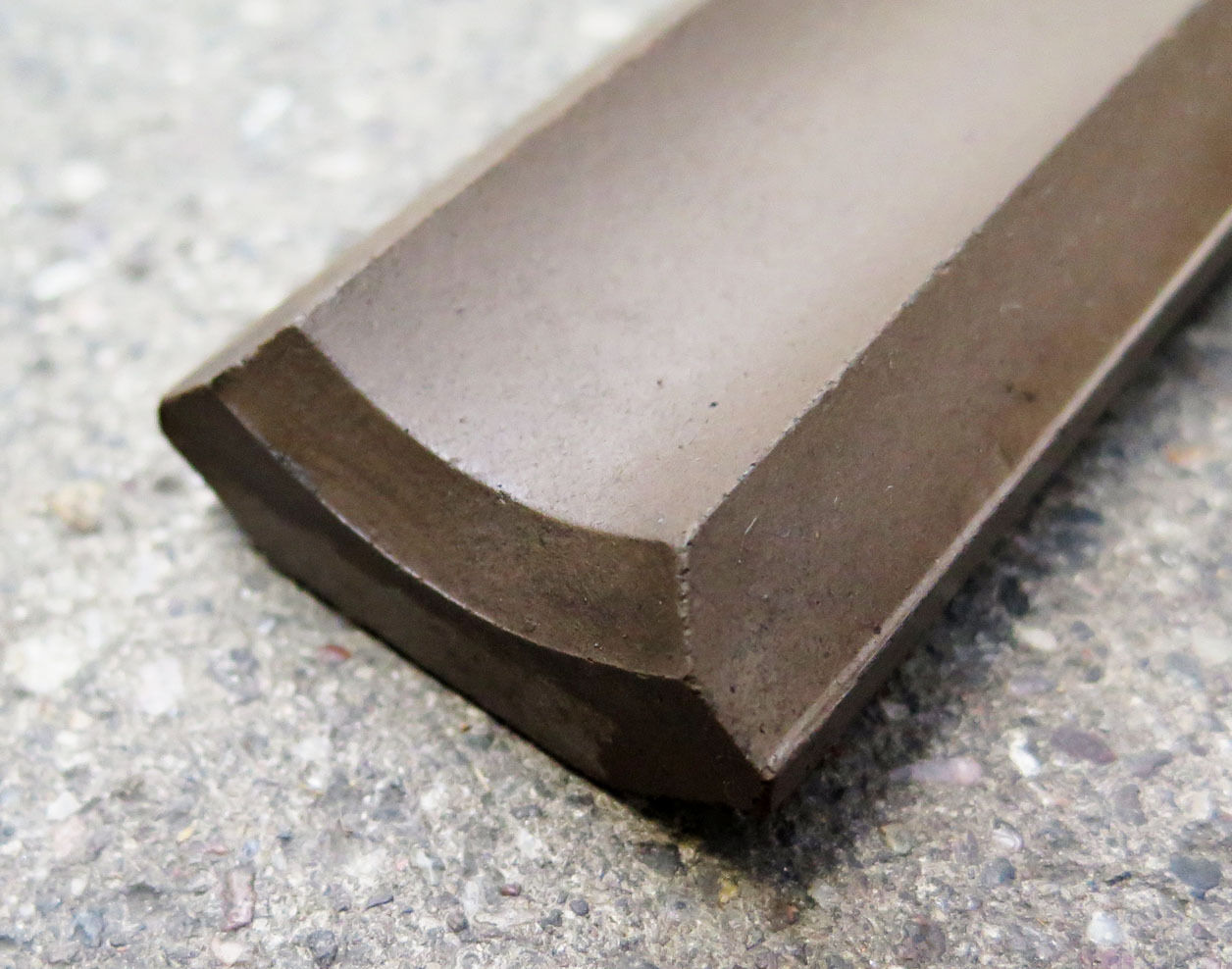 Hulkehlliste, brun afslutningsklinke Hulkehlliste, brun afslutningsklinke