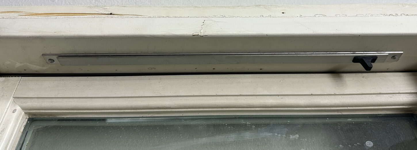 Termovindue med redningsåbning