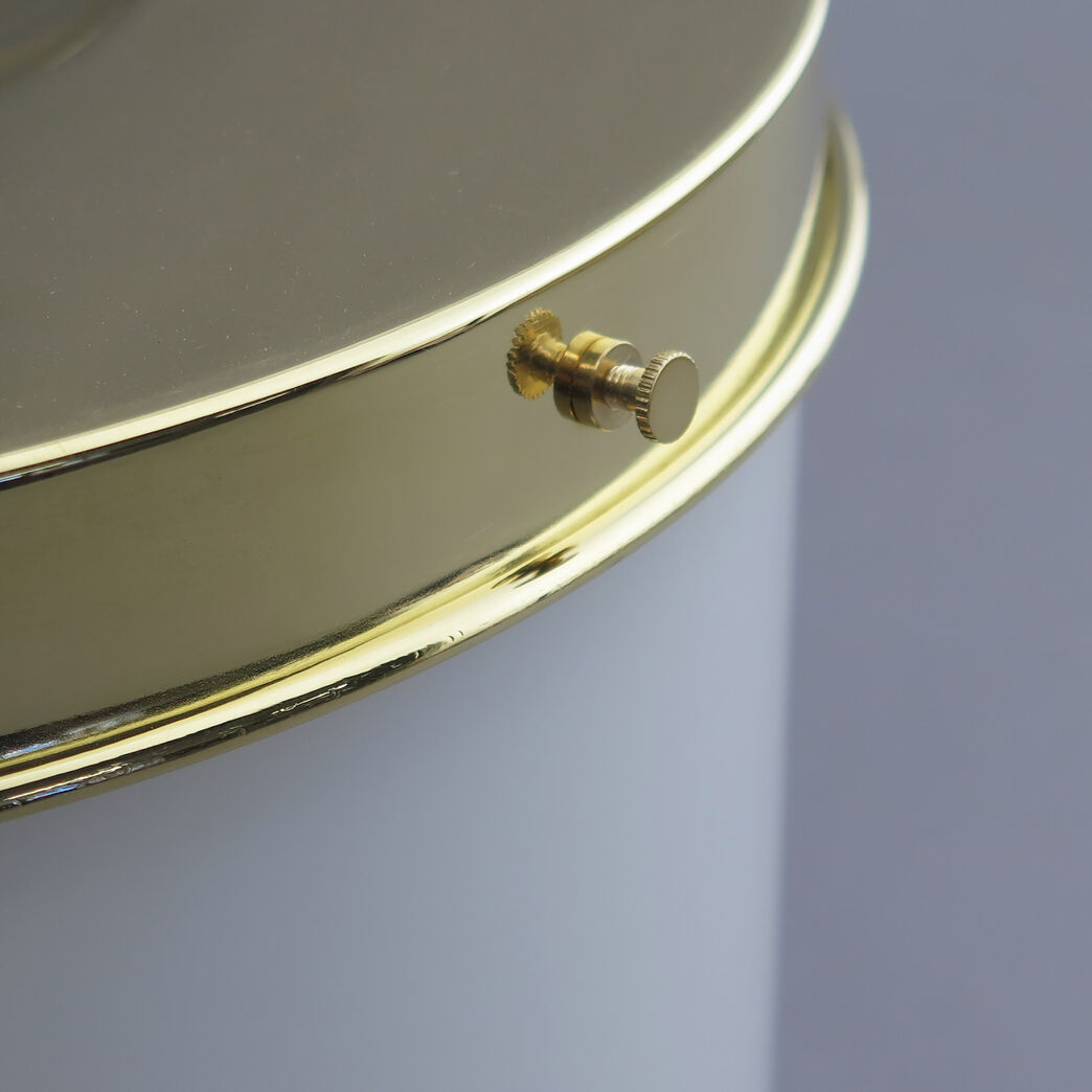 Loftlampe med hvidt opalglas og ophæng i messing