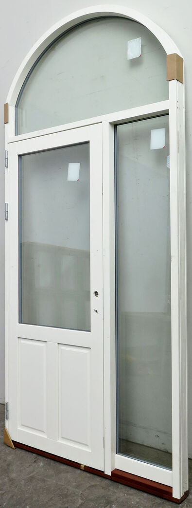 Yderdør med sideparti og buet top vindue
