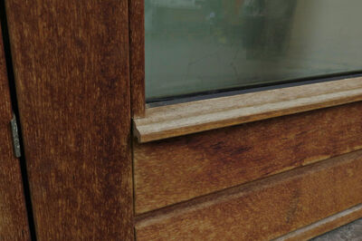 Høj og smal yderdør med glas og karm