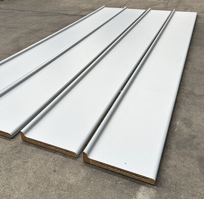 Plade med opformet bagkant