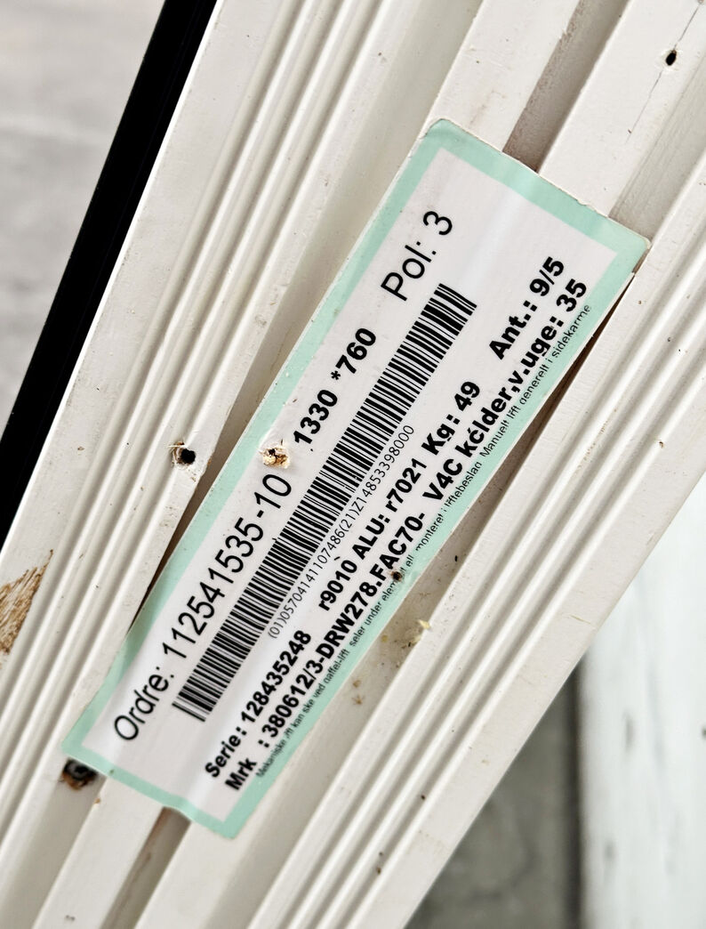 Træ alu vindue fra Velfac med matteret glas