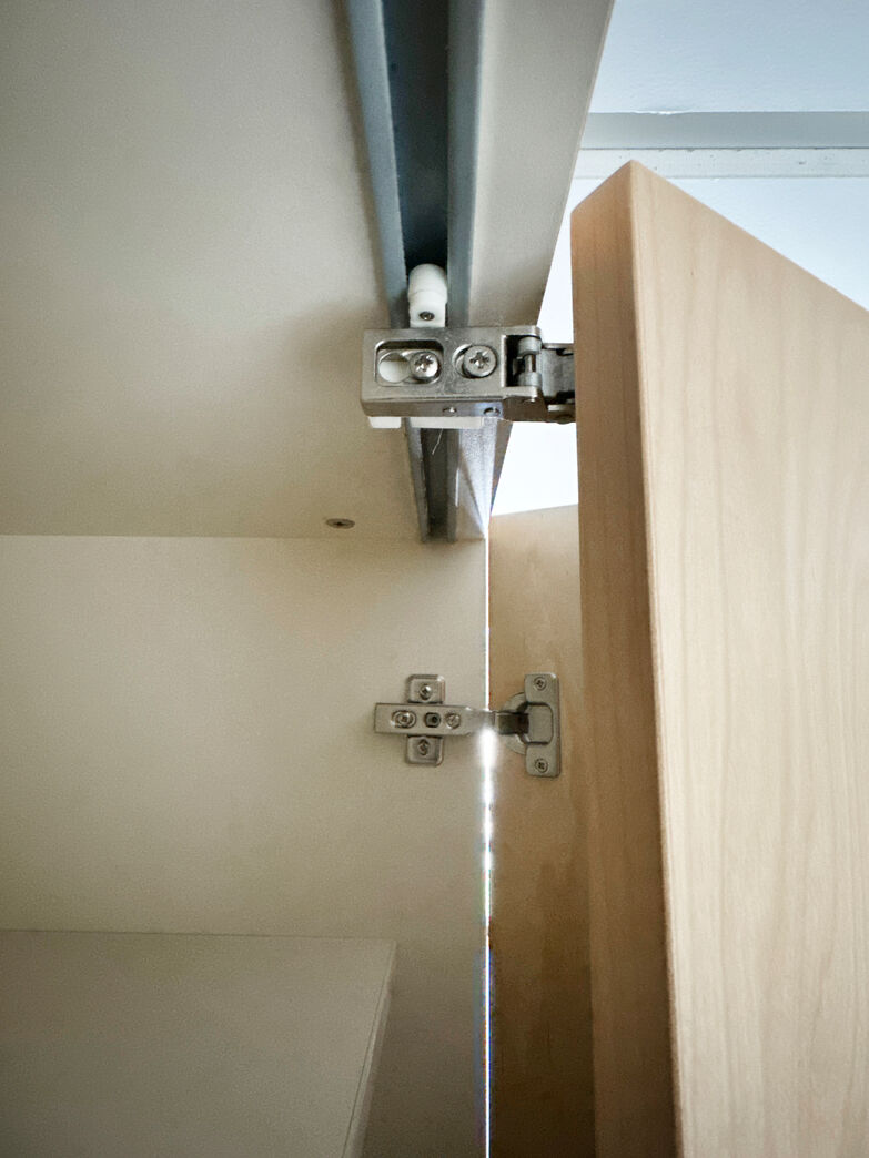 Garderobeskab med foldedøre 100 cm m. skævt hængsel.