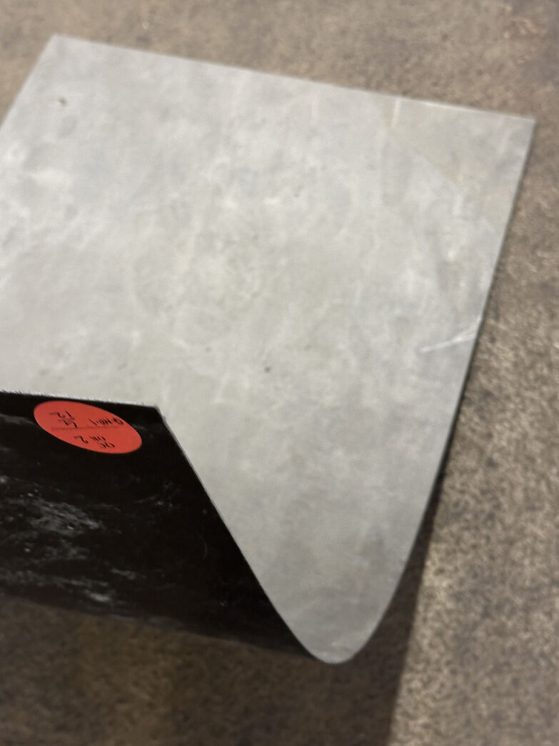 Glasfiberplade med stenrelief