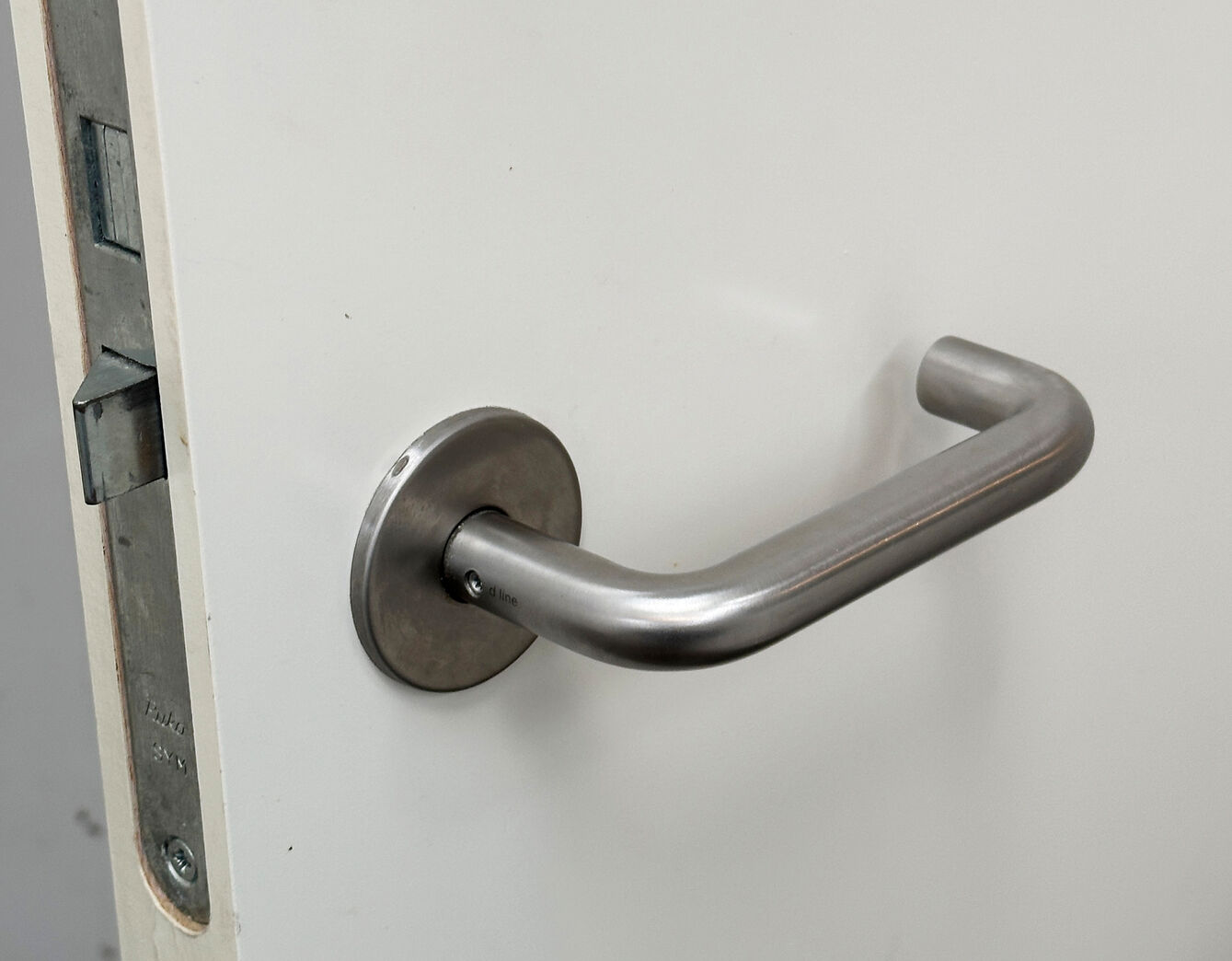 d line dørgreb 16 mm U m. klipsrosetter