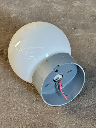 Væglampe med glaskuppel  fra Vollsmose