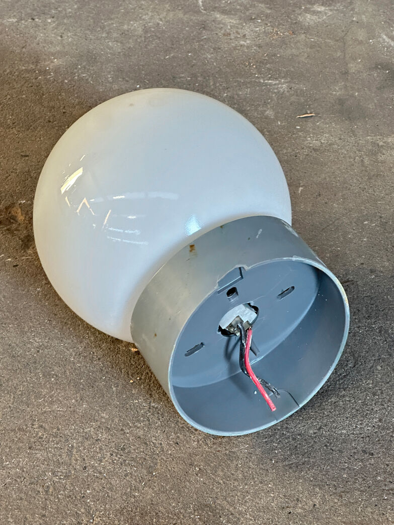 Væglampe med glaskuppel  fra Vollsmose