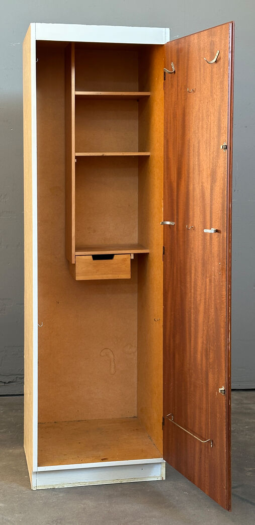 Garderobe/kosteskab med overfalset låge h.h