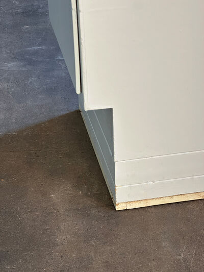 Malet skabsmodul med overfalset låge