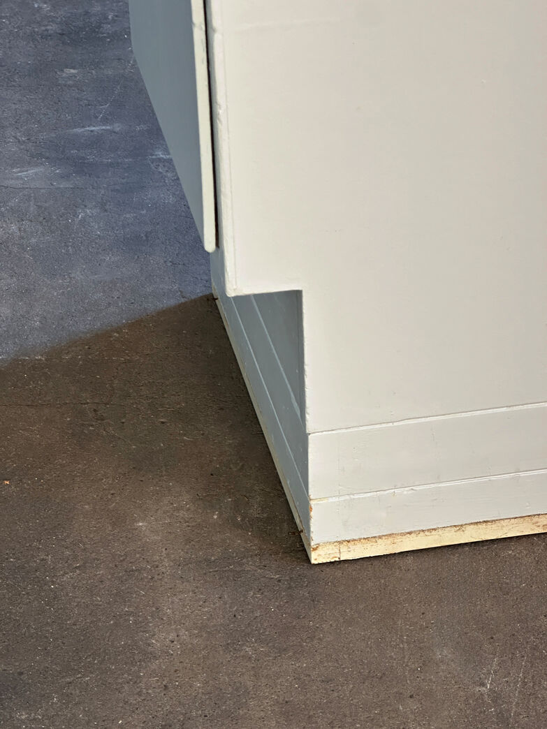 Malet skabsmodul med overfalset låge