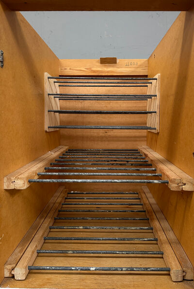 Malet grydeskab med overfalset låge h.h