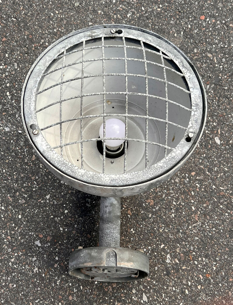 Facadelampe med gitter