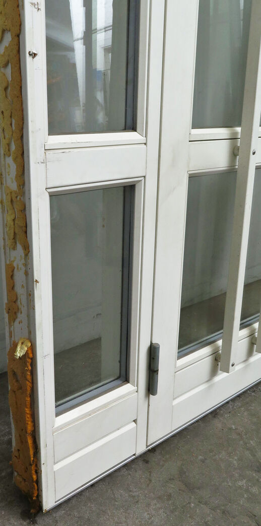 Facadedør med sideparti og skråt overstykke