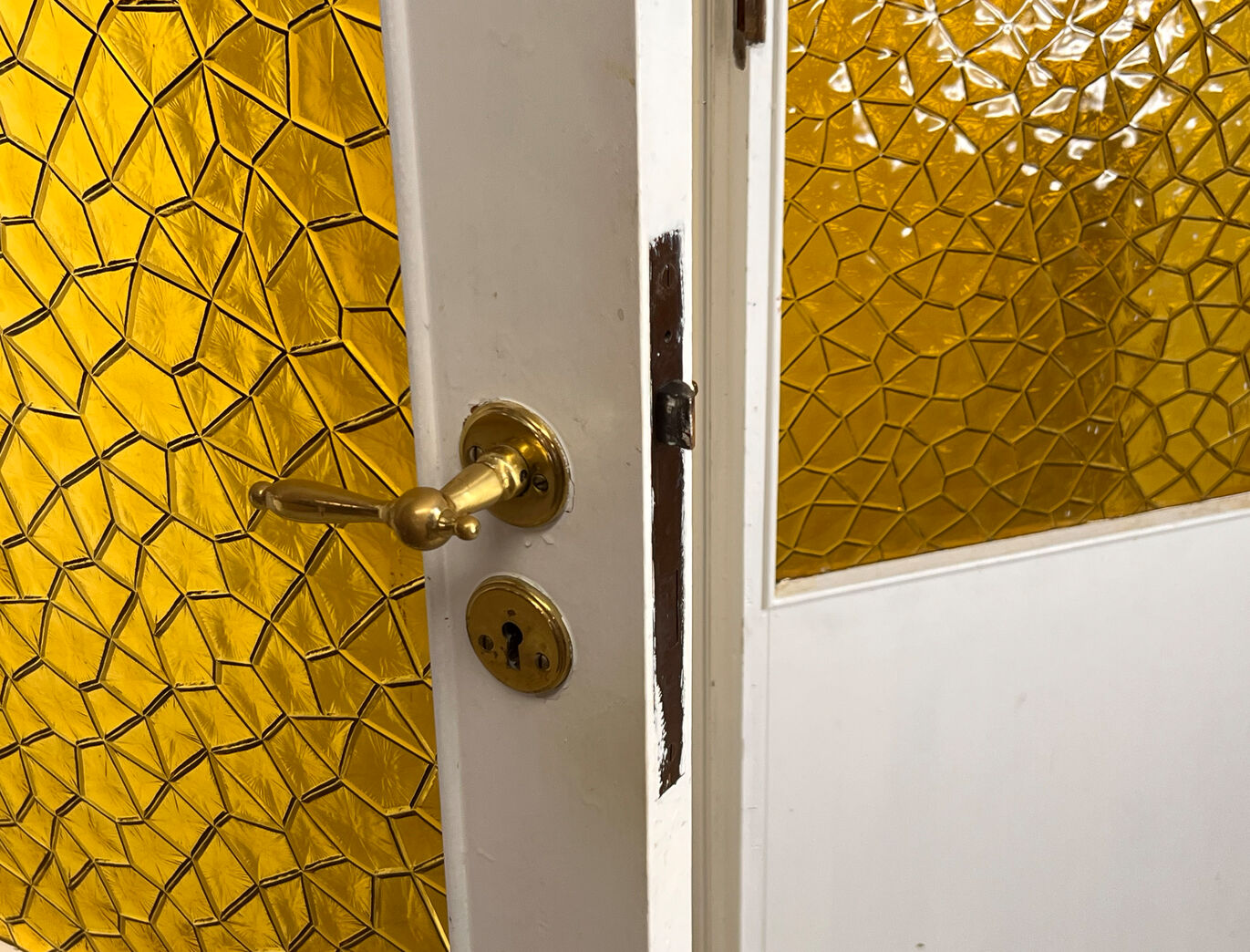 Dør med gult glas og sideparti