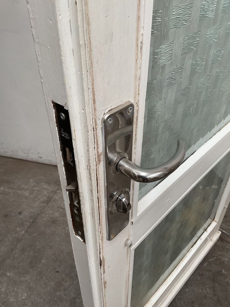 Yderdør med matteret glas.