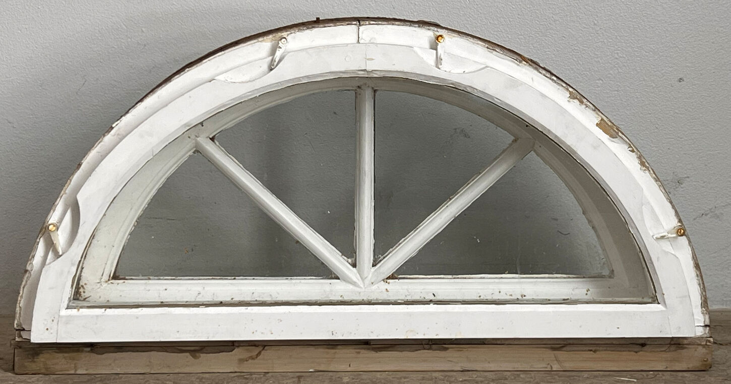 Halvrundt vindue med sprosser