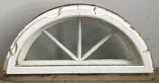 Halvrundt vindue med sprosser