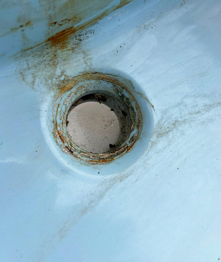 Blå vask med armatur