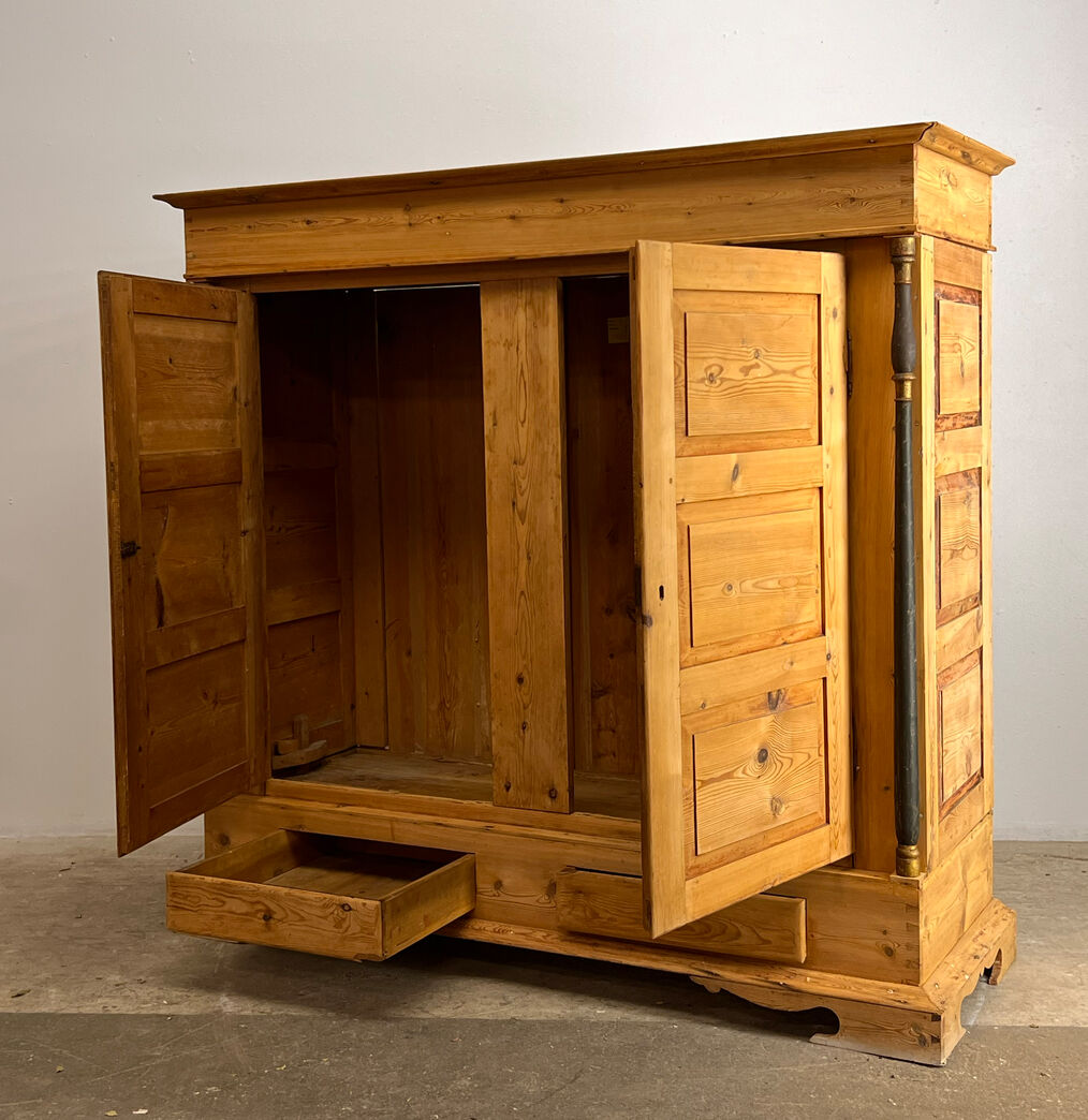 Gammelt fyrretræsskab Gammelt fyrretræsskab