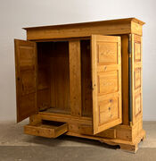 Gammelt fyrretræsskab Gammelt fyrretræsskab