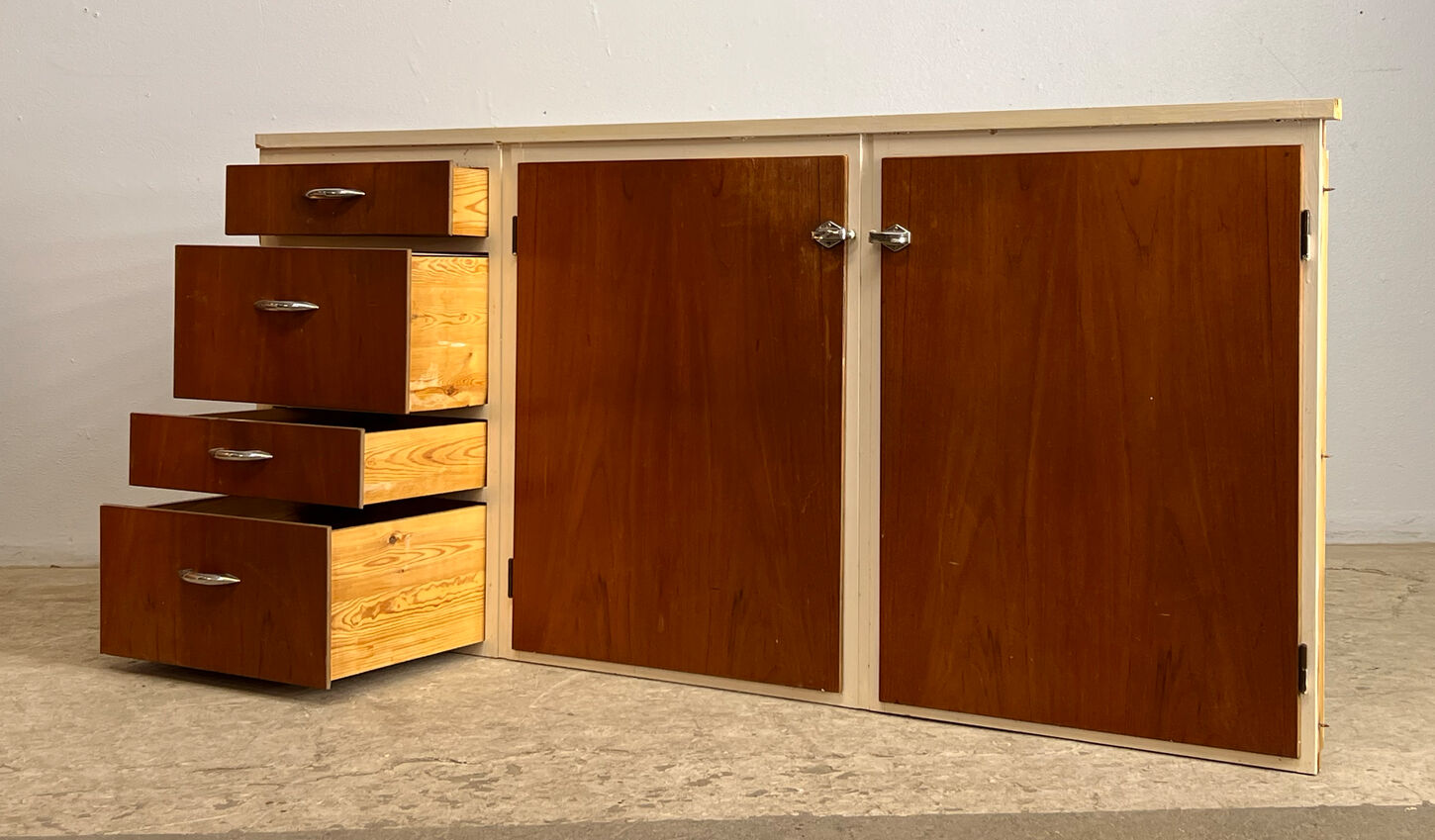 Forramme med skuffer og låger