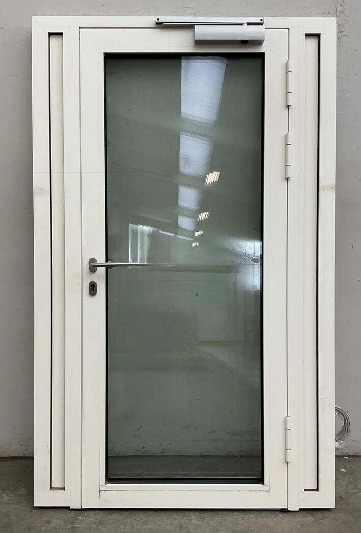 Yderdør med glas og elektrisk låsesystem