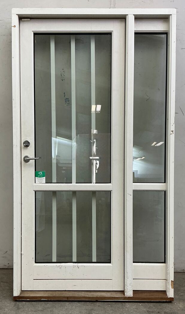 Yderdør med glas sideparti og karm
